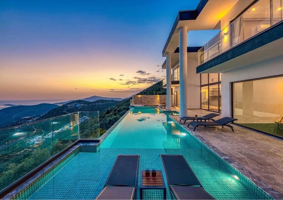Villa contemporaine avec piscine à débordement au coucher du soleil